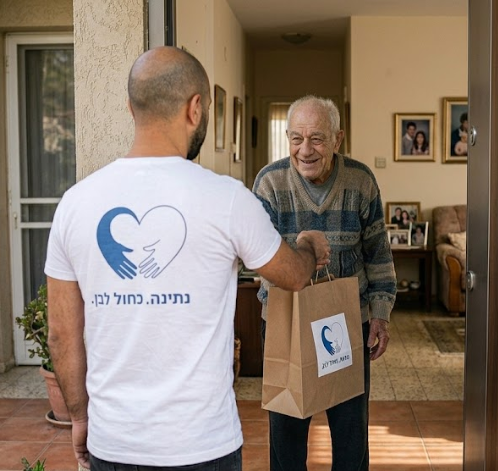 קשיש מקבל חבילת מזון